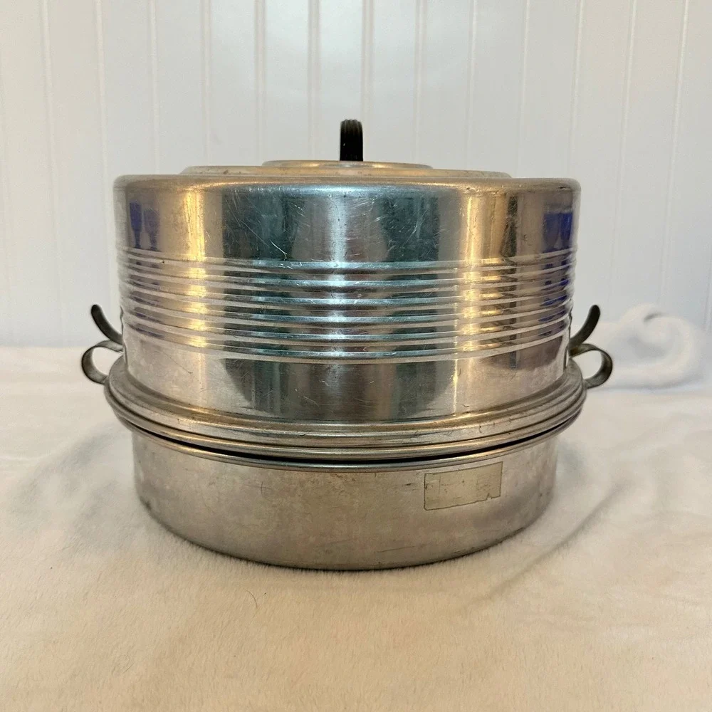 Regal‎ Cake Saver Carrier Vintage Silver Good Aluminum Mid Century Locking Lid